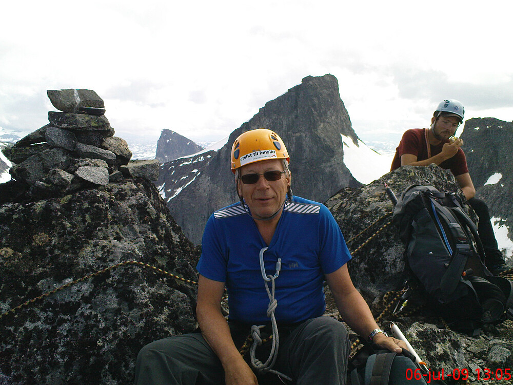 Leif og Sverre på toppen av Nørdre. Store Ringstind i bakgrunnen
