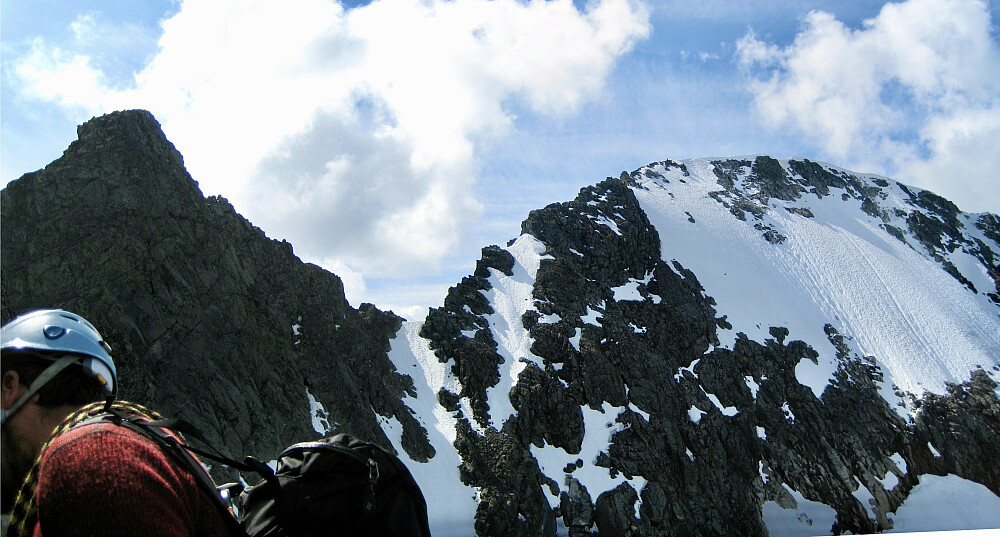 Nørdre Soleibotntind til venstre, Store Soleibotntind til høyre. Ruten går først opp på Nørdre, så ned i skaret og opp igjen til Store