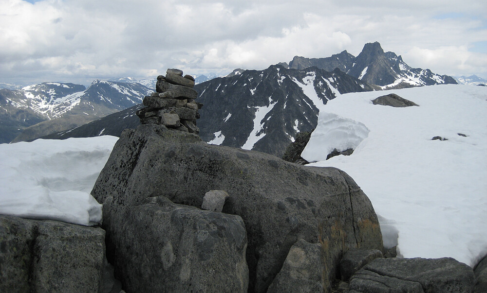 Varden på Store Soleibotntind. Storen i bakgrunnen