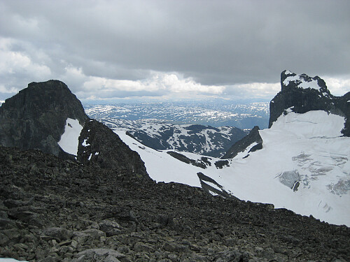 Terrenget videre mot de Søre Soleibotntindene mot venstre. Store Austanbotntind mot høyre