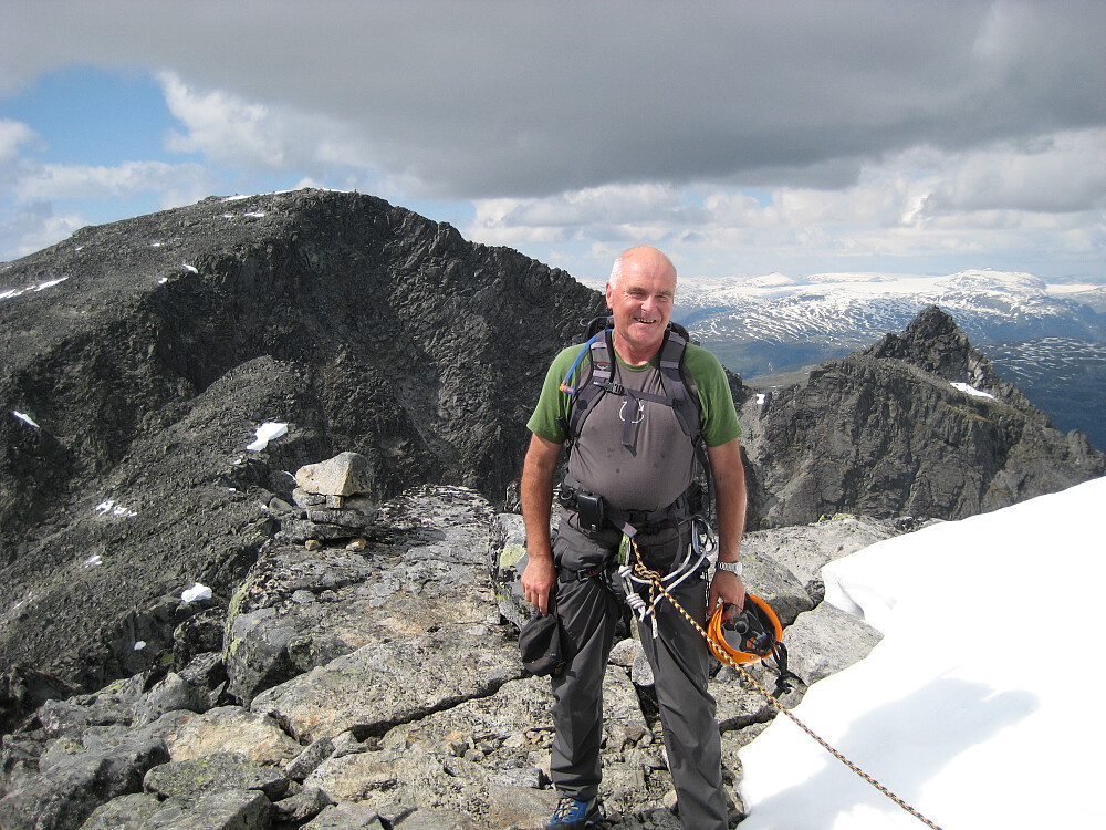 Søre Soleibotntind. Foto mot nord. Store SBT i bakgrunnen mot venstre, Nørdre SBT mot høyre