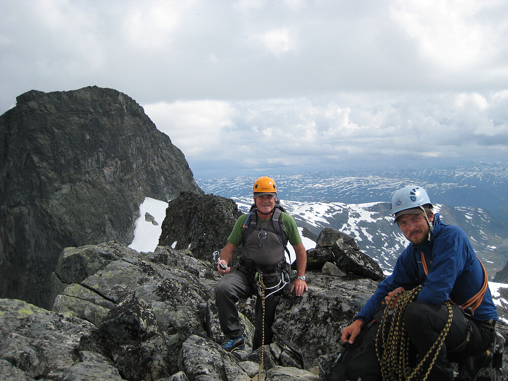 Sverre og meg på Søre Soleibotntind. Store Ringstind mot venstre. Soleibotntinden S3 sees bak min høyre skulder. Foto: Leif