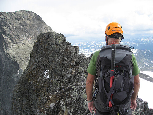 På vei mot Soleibotntinden S3. St. Ringstinden ruver til venstre