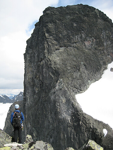 Mennesket blir lite under vestveggen av St. Ringstind!