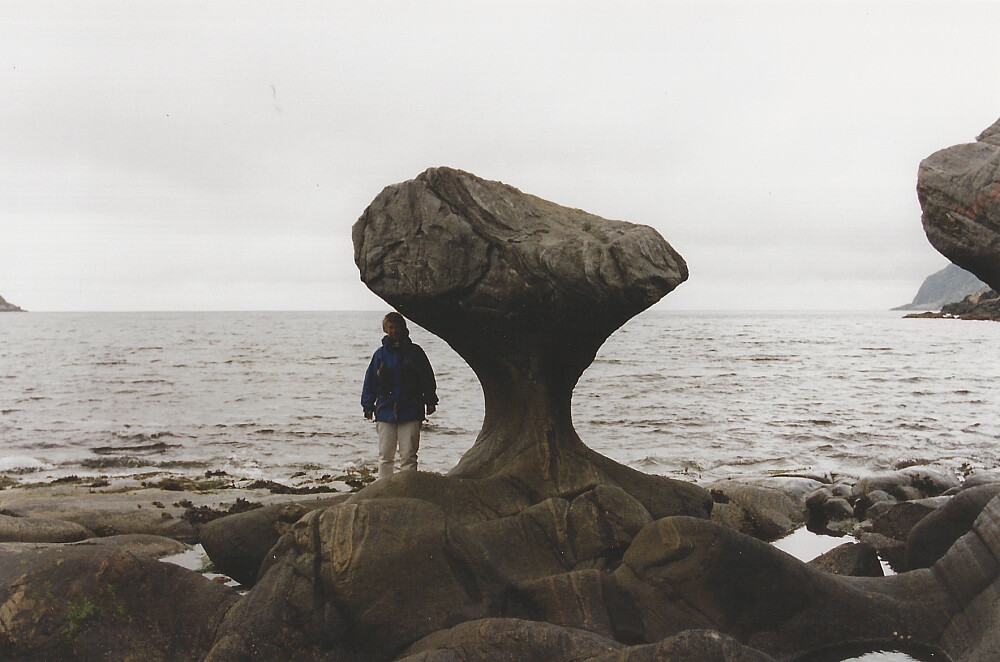 Astrid ved Kannesteinen på Vågsøy i gråvær