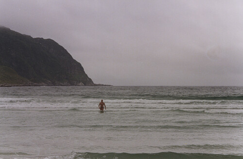 Vi skulle gjerne hatt bedre vær på Refviksanden ... Foto: Astrid