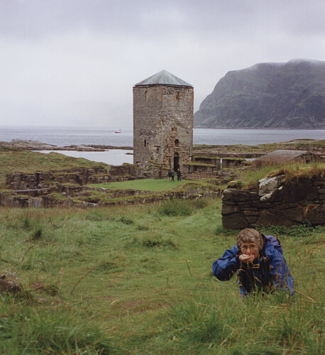 Astrid drikker av ungdomskilden etter å ha gått tre ganger rundt kilden! 