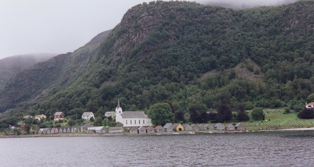 På vei mot Selja kloster. Tettstedet Selje med kirken.