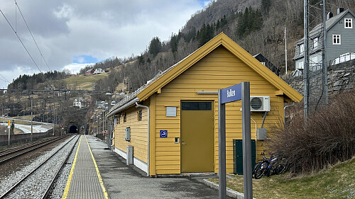 Bulken stasjon. Foto mot vest.