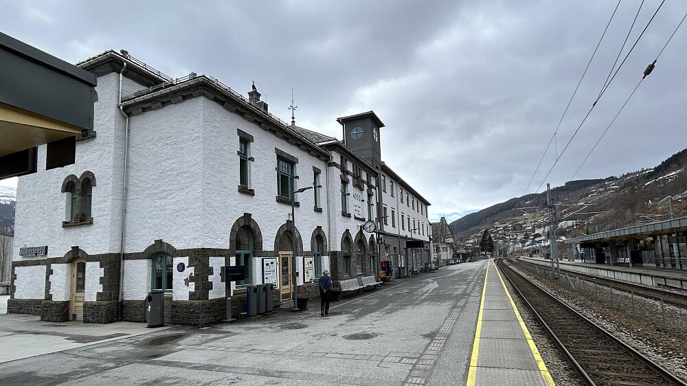 Fine, gamle Voss stasjon, nå omgjort til Bunnpris butikk!