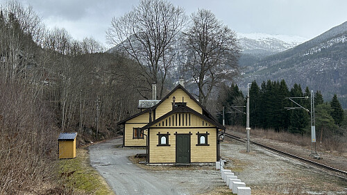 Ygre. Fin, gammel stasjonsbygning flyttet hit fra Nesttun. Foto mot øst