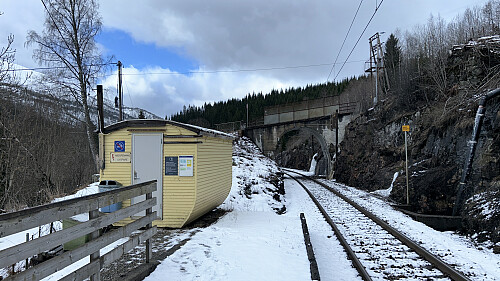 Øyeflaten nord for Raundalskyrkja. Foto mot vest