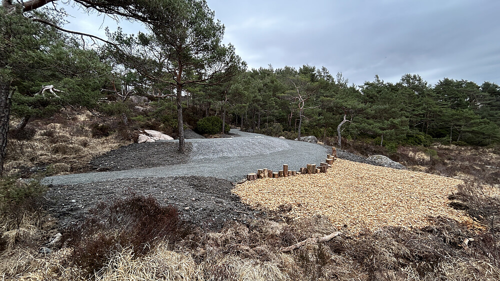 Her på Steinalderplassen skal det lages en hytte