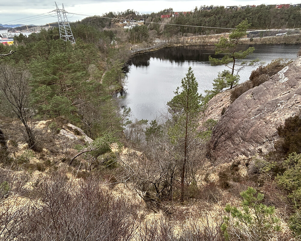 Øverste del av kløften med klyvepunktet sett ovenfra. Bjørndalsvannet i bakgrunnen,