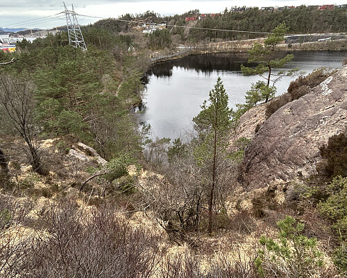 Øverste del av kløften med klyvepunktet sett ovenfra. Bjørndalsvannet i bakgrunnen.