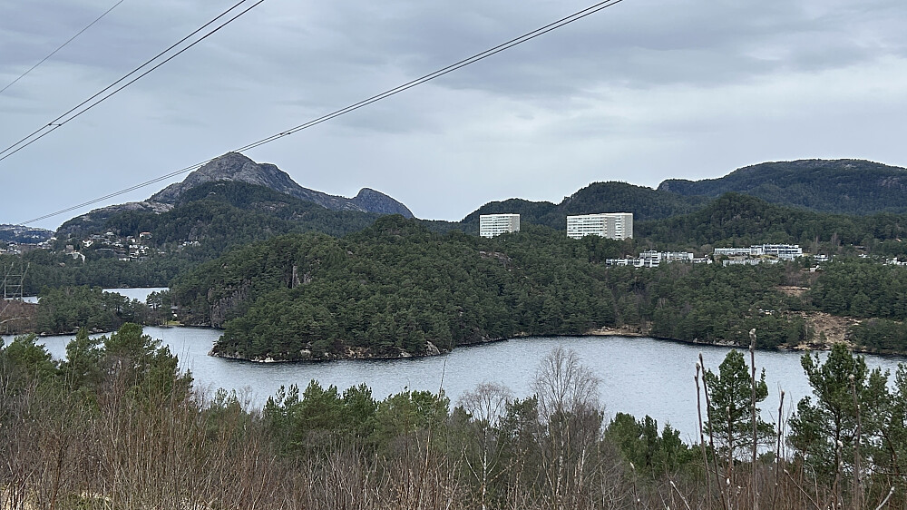 Utsikt fra Bjørgelien mot Gjeddevannet og Elvareidet (mot venstre) og høydene øst for Elvareidet. Videre mot høyre Fureneset, Gjerdsvika med en liten sandstrand og myrområdet SØ for Skaget. Steinalderplassen oppe i skogen øst for Skaget. Lyderhorn og Ørnafjellet i bakgrunnen.