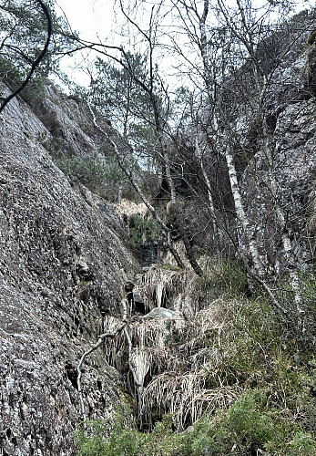 Kløften sett nedenfra med klyvepunktet omtrent midt i bildet