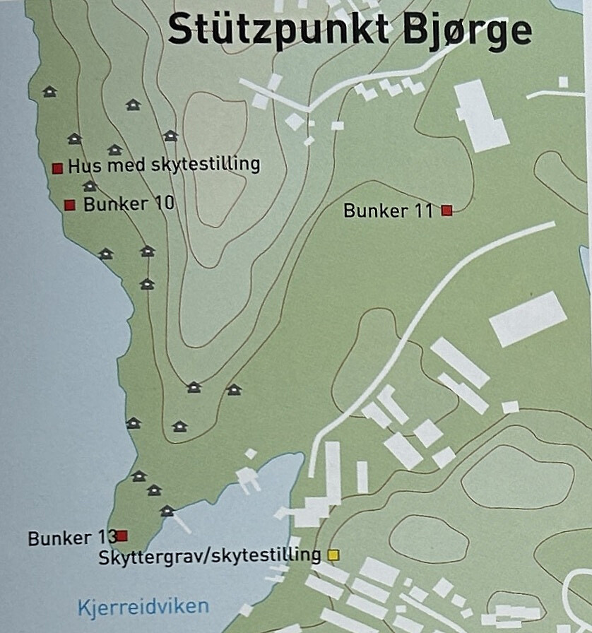 Utsnitt av kart som viser beliggenheten av bygninger og krigsminner langs østsiden av Mathopsvågen nord for Kjerreidviken. Fra boken Fyllingsdalen før i tiden Bind 3 (2015) side 87.