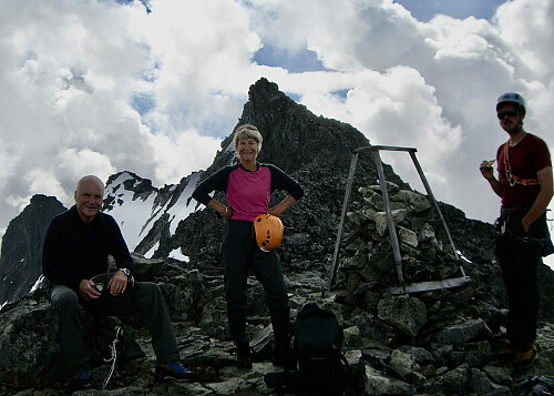 Pause på Nørdre Dyrhaugstind. Store DHT ruver i bakgrunnen.