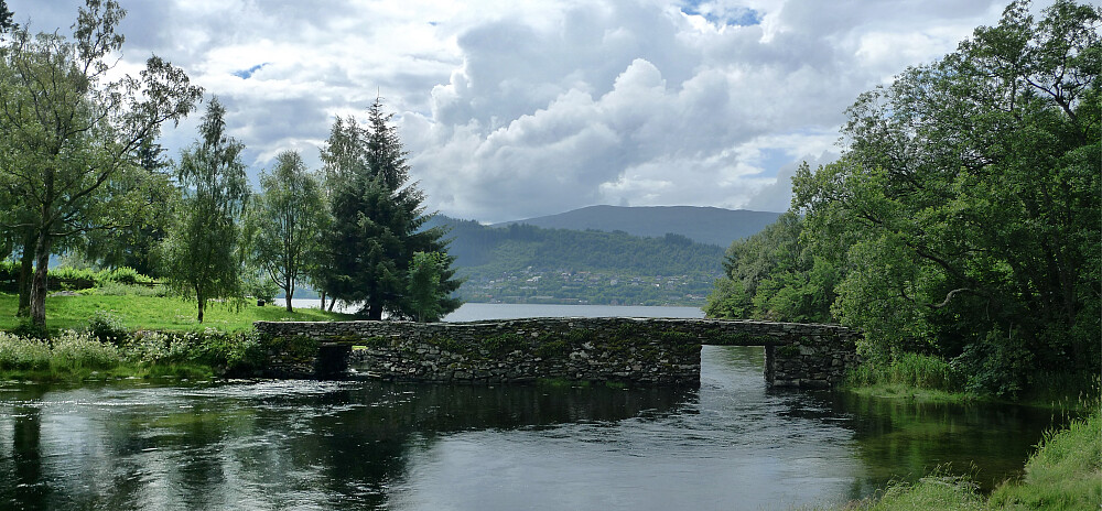 Den flotte steinbroen over Straumen mellom Haus kyrkje og Prestegården i 2017