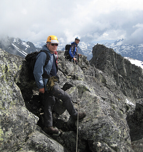 Leif på vei ned fra Midtre DHT Nord. Midtre DHT Sør i bakgrunnen