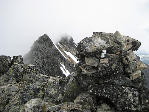 Varden på Midtre Dyrhaugstinden Sør. MDT Nord og Store DHT i bakgrunnen