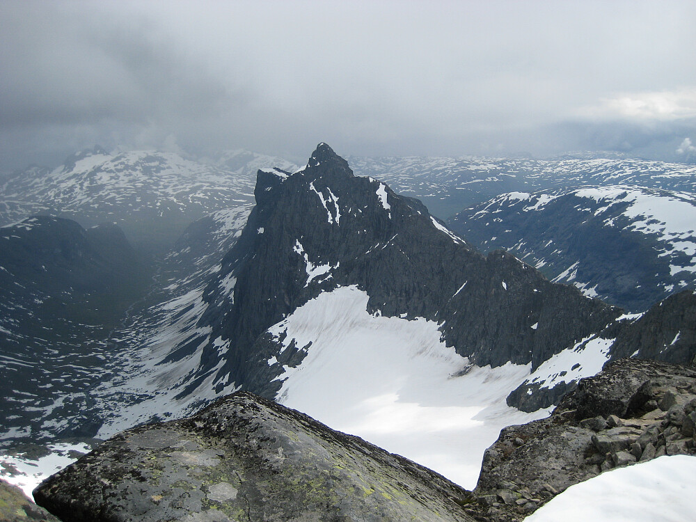Utsikt fra Søre DHT mot de mektige Midtmaradalstindane