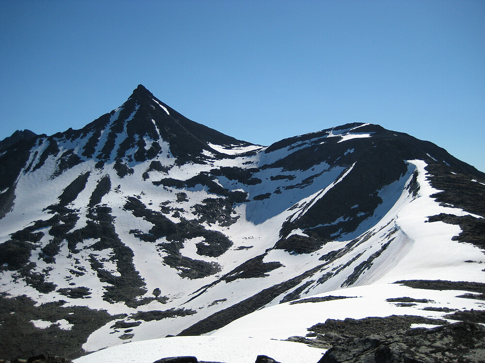 Ruten videre mot Langvasshøe 2030 med Visbreatinden 2234 til venstre