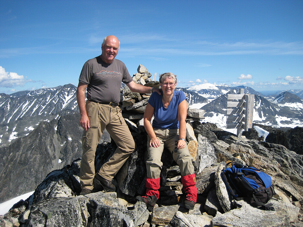To fornøyde 2000m-samlere på Visbreatinden! Foto: ukjent ung dame som var samtidig med oss på toppen