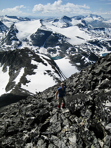 Astrid på vei opp uren mot Visbreatinden. Langvasshøe nede til venstre