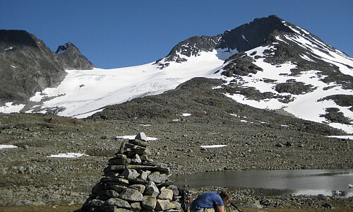 Nede ved Kyrkjetjønne. Visbrean og Visbreatinden i bakgrunnen