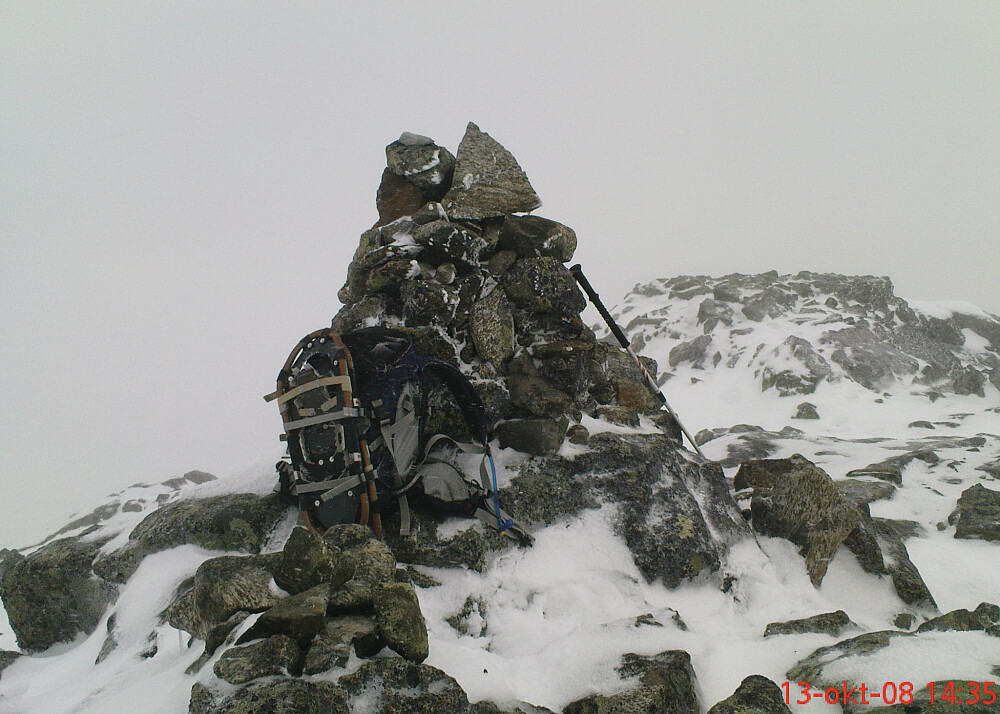 Varden på Ryggjehøe med tursekk og truger!