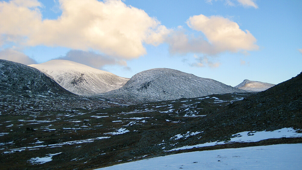 Tilbakeblikk fra østre del av Skautflye klokken 1737 mot Glittertind (mot venstre), Glitterrundhøe og toppen av Ryggjehø helt mot høyre