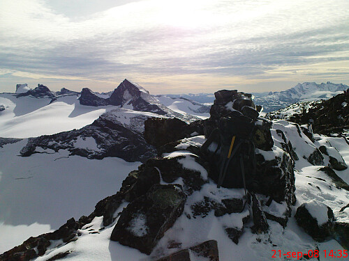 Varde på nordsiden av Tunga. Utsikt mot Smørstabbtindane i SV