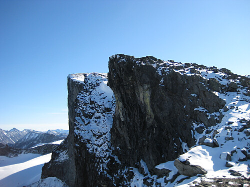 Imponerende stup ned mot Nørdre Bukkehøe-området