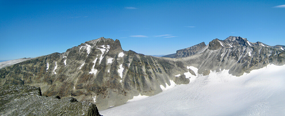 Skardstind og Nåle mot venstre, Ymelstinden og Galdhøpiggen mot høyre