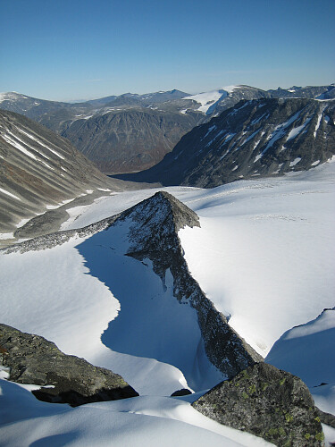 Fra Bukkehøe ned mot Lindbergtinden og Tverråbrean. Styggehøe 2200 mot høyre