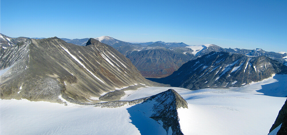 Lindbergtinden i midten. Tverråtindan mot venstre og Styggehøe mot høyre