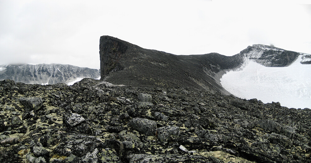 Mot stupet sør for Nørdre Bukkehøe som er synlig som en liten haug til venstre for stupet
