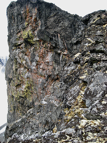Fantastiske farger på fjellet på stupet ned mot Nørdre Illåbrean