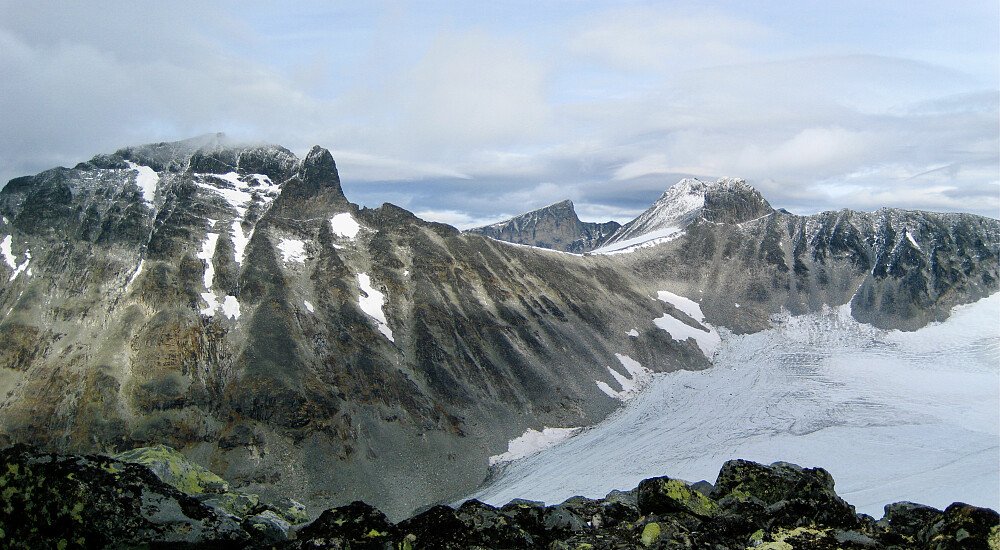 Panorama mot Skardstind med Nåle, Ymelstinden med kjede rundt halsen og Galdhøpiggen