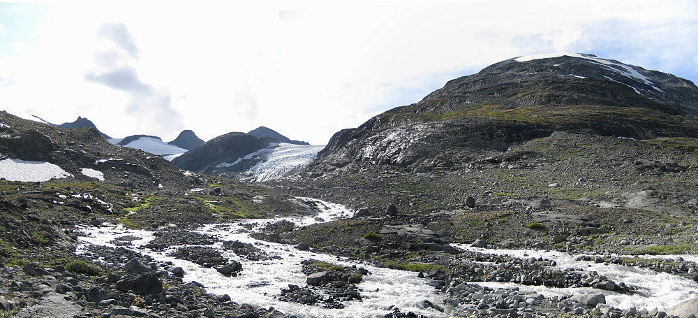 Forsøk på Storbreahøe 21.august 2009. Vi gikk oppover langs den brusende Storbreagrove til brekanten uten å finne sikkert vadested