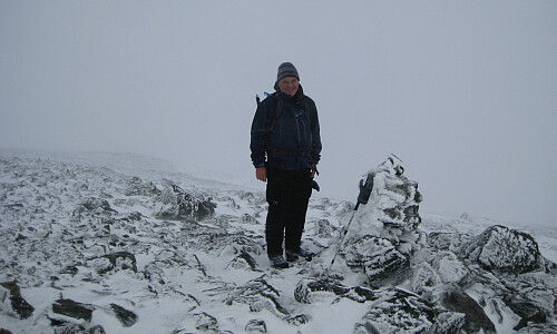 En noe kald Knut Sverre med frossen turvott på staven!