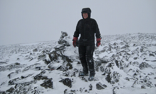 Astrid ved varden på Storbreahøe