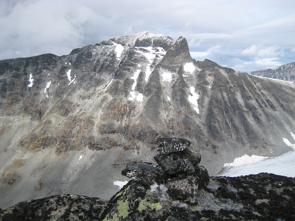 Varden på Bukkehøe N2. Skardstinden med Nåle i bakgrunnen