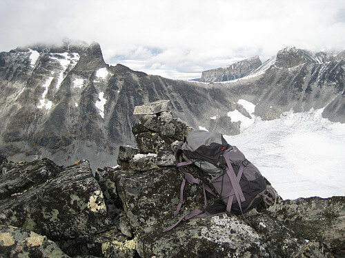 Varden på Nørdre Bukkehøe. Skardstind, Veslepiggen og Ymelstinden i bakgrunnen