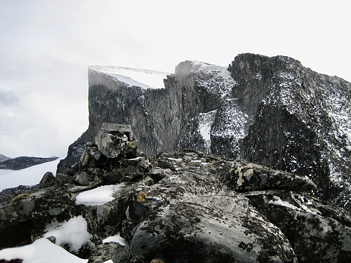 Nørdre Bukkehøe med stupet opp mot Bukkehøe 2314 i bakgrunnen