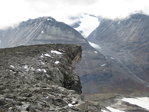 Utstikkeren nord for Bukkehøe 2314. Er det denne utstikkeren som har gitt navnet til Tunga på kartet? Skagsnebb og Hurrbrean i bakgrunnen