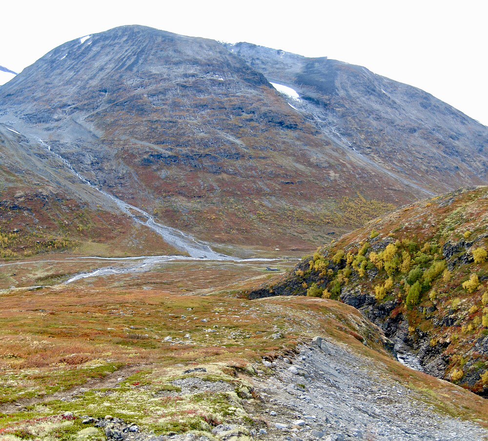 Nydelige høstfarger langs Søre Illåe ned mot Leirdalen! Loftet i bakgrunnen