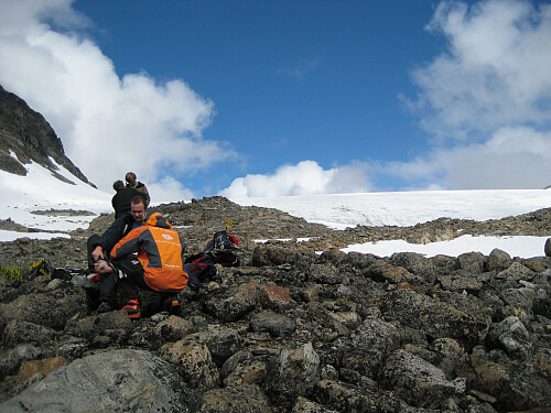 På vei oppover i uren mot Visbrean. Guiden steller med gnagsår!